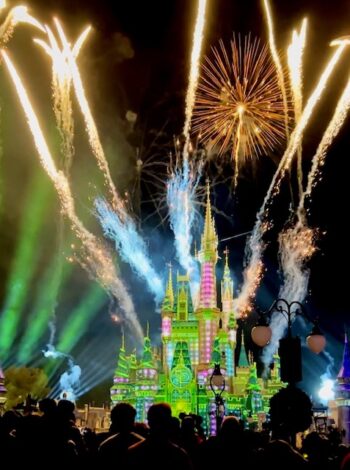 Minnie's Wonderful Christmastime Fireworks Show